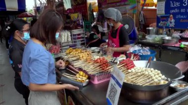 Buriram THAILAND-22 Ocak 2022: Buri Lam Buri Ram Street Meat Ball Buriram 'dan lezzetli bir kızarmış acı biber sosuyla lezzetli bir kızarmış köfte, ünlü bir yemek ve turistik hediyedir..