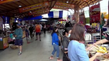 Buriram THAILAND-22 Ocak 2022: Buri Lam Buri Ram Street Meat Ball Buriram 'dan lezzetli bir kızarmış acı biber sosuyla lezzetli bir kızarmış köfte, ünlü bir yemek ve turistik hediyedir..