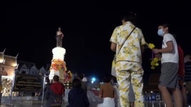 NAKHON RATCHASIMA THAILAND-23 Ocak 2022: Nakhon Ratchasima 'daki Thao Suranari Anıtı, Tayland Halkı Dindar ve Fotoğrafçı.