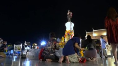 NAKHON RATCHASIMA THAILAND-23 Ocak 2022: Nakhon Ratchasima 'daki Thao Suranari Anıtı, Tayland Halkı Dindar ve Fotoğrafçı.