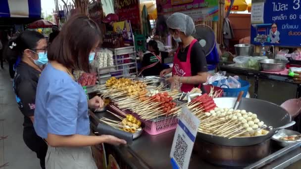 ブリラム タイ2022年1月22日 ストリート ミート ボールおいしい揚げミートボールブリラムのおいしいローストチリソースと それは有名な食べ物や観光土産です — ストック動画
