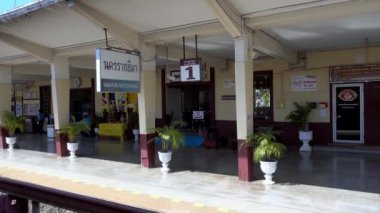 NAKHON RATCHASIMA THAILAND-21 Ocak 2022: Nakhon Ratchasima Tren İstasyonu, Tayland.