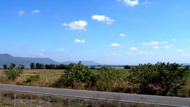 Paisagem Linha Ferroviária Tailândia Que Passa Por Campos Campos Montanhas — Vídeo de Stock