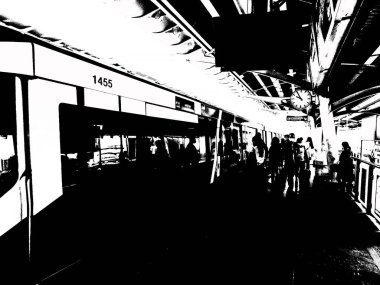 Şehir merkezindeki gökyüzü tren istasyonunun manzarası..