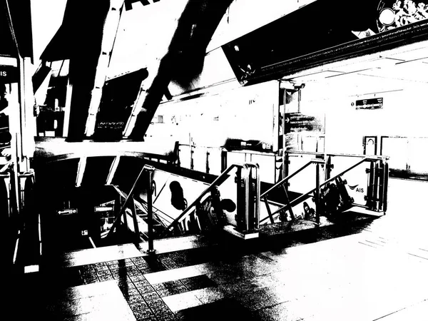 Şehir merkezindeki gökyüzü tren istasyonunun manzarası..