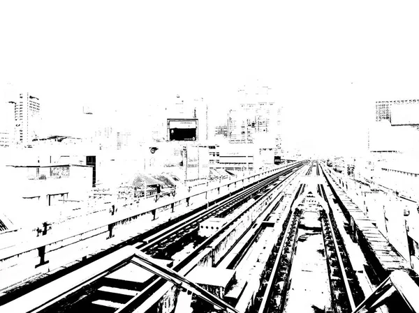 城市中天空火车站的景观黑白照片 — 图库照片