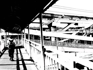 Tren istasyonunun manzarası ve tren istasyonunu birbirine bağlayan üstgeçit..