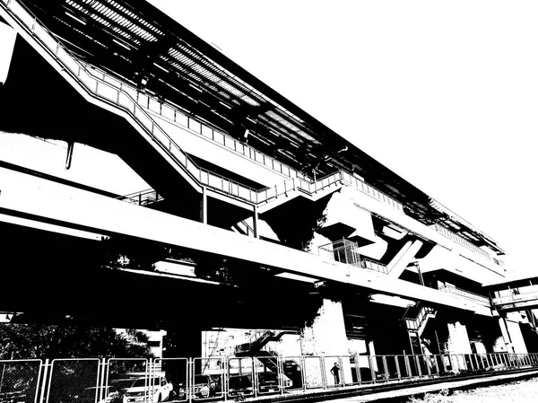 기차역의 기차역을 흰색으로 연결하는 고가의 — 스톡 사진
