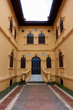 Antik sarı bina koloni mimarisi çok güzel dekoratif kapılar ve pencereler var..