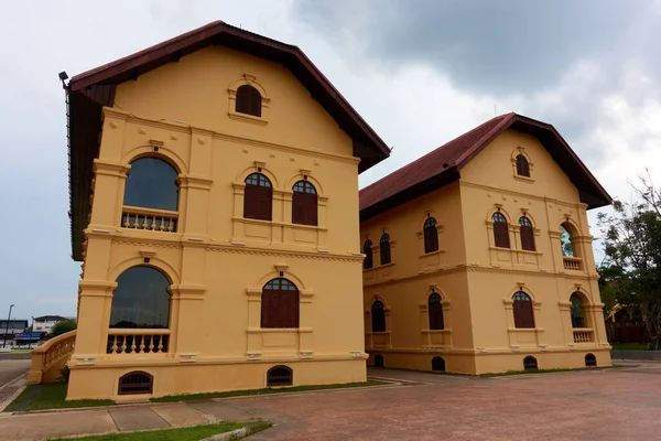 Ancient Yellow Building Colonial Architecture Beautiful Decorative Stucco Components Doors — Stok fotoğraf