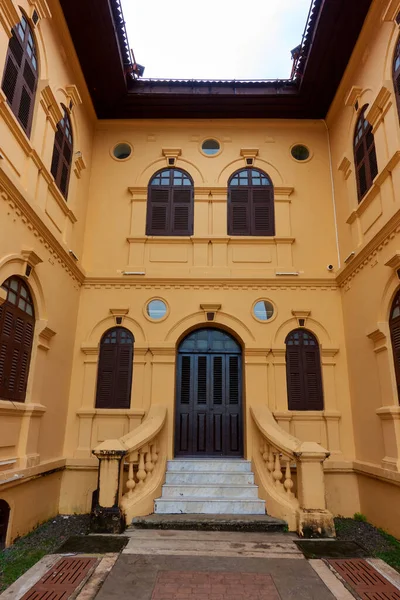 Ancient Yellow Building Colonial Architecture Beautiful Decorative Stucco Components Doors — Zdjęcie stockowe