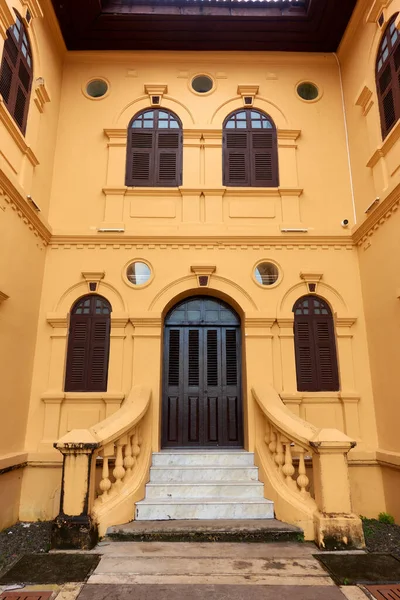 Ősi Sárga Épület Gyarmati Építészet Vannak Gyönyörű Dekoratív Stukkó Alkatrészek — Stock Fotó