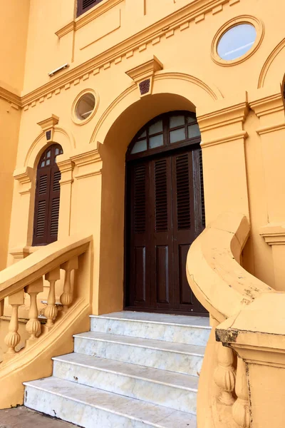 Ancient Yellow Building Colonial Architecture Beautiful Decorative Stucco Components Doors — ストック写真