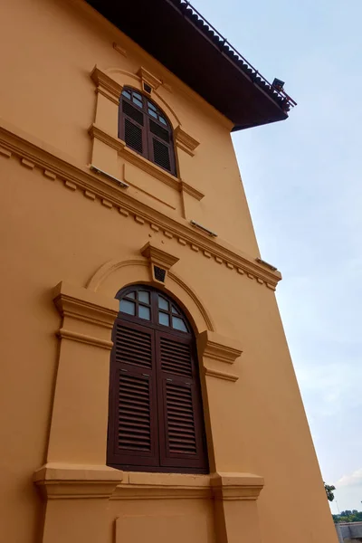 Antik Sarı Bina Koloni Mimarisi Çok Güzel Dekoratif Kapılar Pencereler — Stok fotoğraf