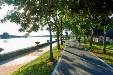 Udon Thani Tayland - 17 Temmuz 2022: Nong Prajak Prachak Gölü, Udon Thani 'nin kuruluşundan beri var olan büyük bir bataklık. Rahatlamak ve egzersiz yapmak için bir yer..
