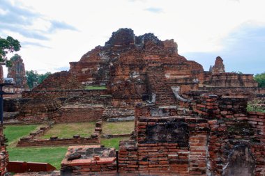 Wat Mahathat Büyük Kalıntı Tapınağı, Tayland 'ın orta kesiminde, Ayutthaya' da bir Budist tapınağıdır..