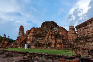 Wat Mahathat Büyük Kalıntı Tapınağı, Tayland 'ın orta kesiminde, Ayutthaya' da bir Budist tapınağıdır..