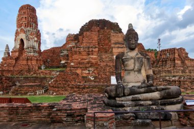 Wat Mahathat Büyük Kalıntı Tapınağı, Tayland 'ın orta kesiminde, Ayutthaya' da bir Budist tapınağıdır..