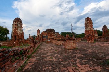 Wat Mahathat Büyük Kalıntı Tapınağı, Tayland 'ın orta kesiminde, Ayutthaya' da bir Budist tapınağıdır..