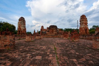 Wat Mahathat Büyük Kalıntı Tapınağı, Tayland 'ın orta kesiminde, Ayutthaya' da bir Budist tapınağıdır..