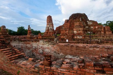Wat Mahathat Büyük Kalıntı Tapınağı, Tayland 'ın orta kesiminde, Ayutthaya' da bir Budist tapınağıdır..