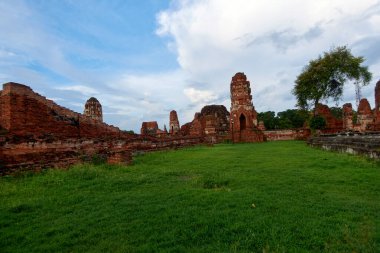 Wat Mahathat Büyük Kalıntı Tapınağı, Tayland 'ın orta kesiminde, Ayutthaya' da bir Budist tapınağıdır..