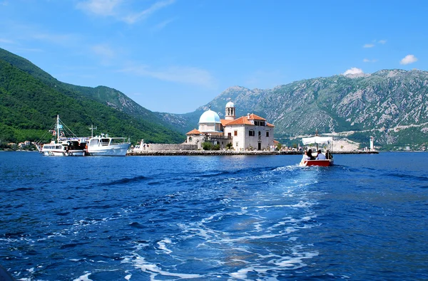 Deniz, dağlar ve kilise Adası manzaralı deniz manzara