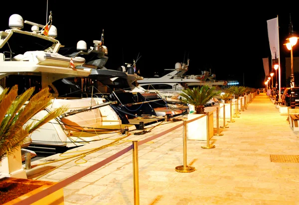 Remblai de nuit avec yachts de luxe — Photo