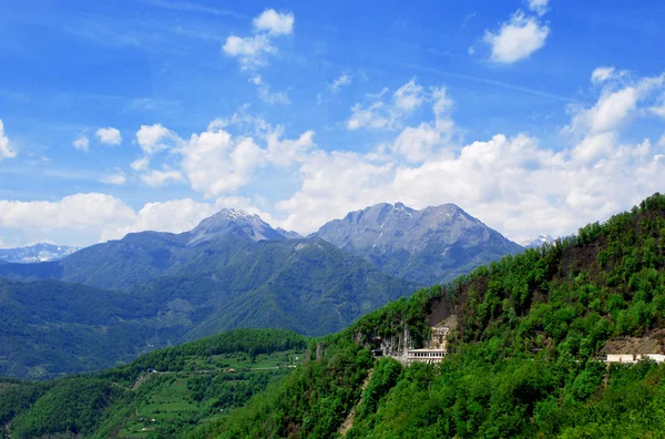 ormanlar mavi gökyüzü arka plan üzerine eski yüksek dağlarla kaplı