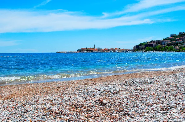 pebble beach ve gök mavisi denizi güzel deniz manzarası