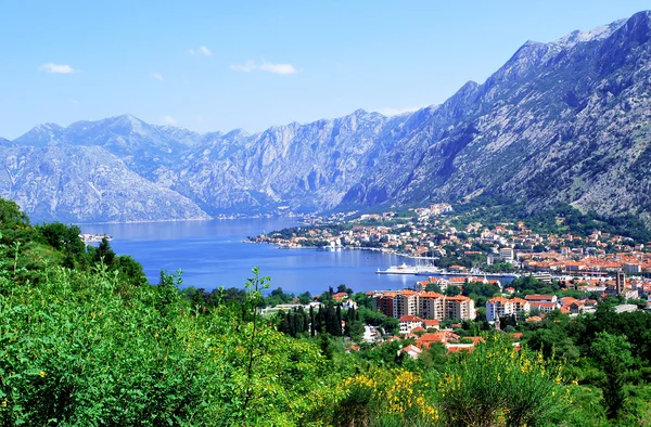 Deniz şehir, defne ve dağların güzel görünümü