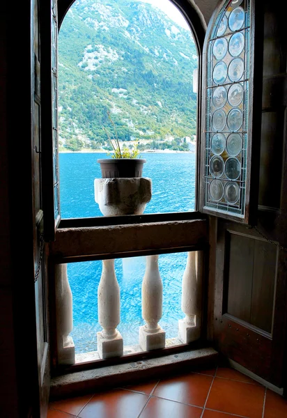 güzel bir Akdeniz deniz ve dağ manzarası