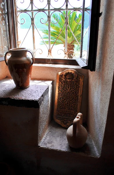 palmiye ağaçları ile seramik ve deniz manzaralı güzel Akdeniz natürmort