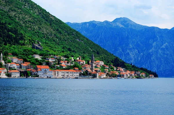 Deniz ve dağ tatil beldesi ile güzel deniz manzarası