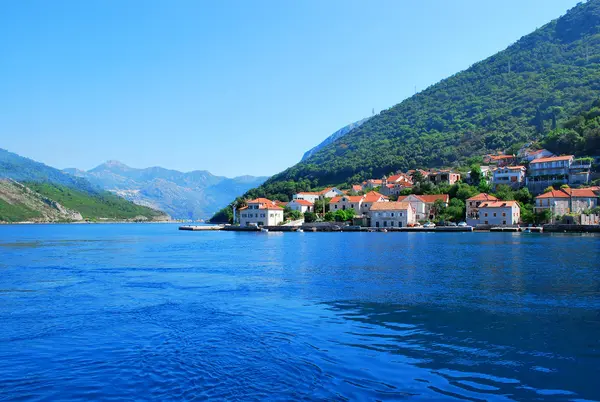 Deniz ve dağ tatil beldesi ile güzel deniz manzarası