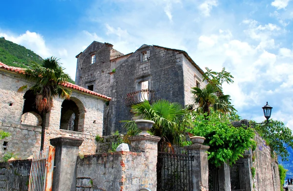 Antik Akdeniz bina ve palmiye ağaçları güzel manzara