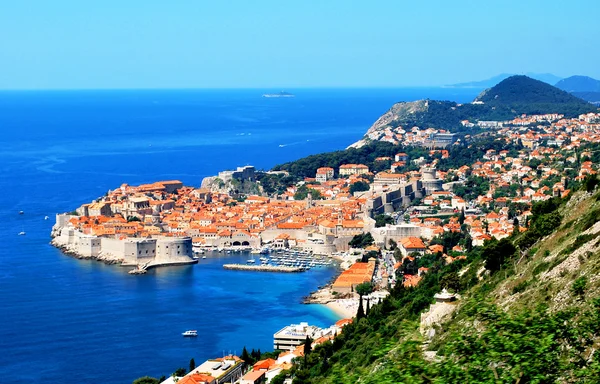 Deniz ve dağ tatil beldesi ile güzel deniz manzarası