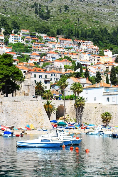 Hermosa vista de la ciudad turística mediterránea con un muelle y yates — Foto de Stock