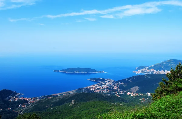taş kiremitli çatılar ile antik Akdeniz şehir manzaralı güzel deniz manzarası