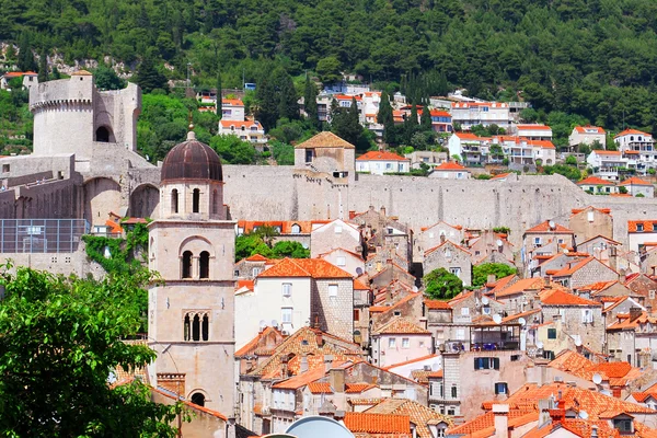 Hermosa vista de la antigua ciudad mediterránea de piedra con techos de azulejos — Foto de Stock