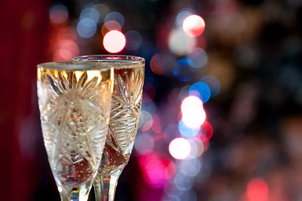 Glazen champagne met kaars op bokeh Stockfoto