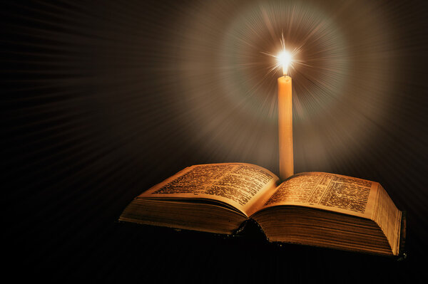 Библия со свечой

