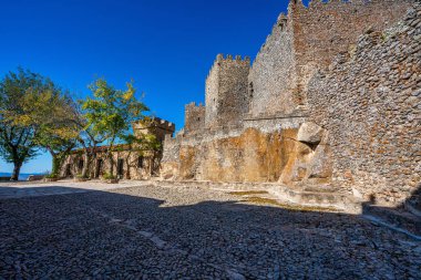 Caceres, Extremadura, İspanya yakınlarındaki Montanchez antik şatosu, turistlerin özgürce erişebileceği bir dağın tepesinde yer almakta ve manzaranın güzel bir panoramik manzarasını sunmaktadır..
