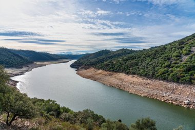 Monfrague Ulusal Parkı 'ndaki Salto del Gitano çevresindeki manzara. Caceres, Extremadura, İspanya.
