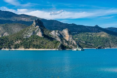 Verdon Nehri ve Gorge yakınlarındaki Lac de Castillon manzaralı Saint-Julien-du-Verdon, Provence, Fransa
