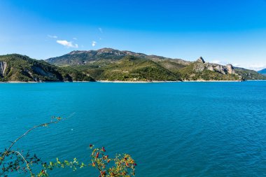 Verdon Nehri ve Gorge yakınlarındaki Lac de Castillon manzaralı Saint-Julien-du-Verdon, Provence, Fransa
