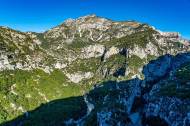 Verdon Gorge, Gorges du Verdon, Fransız Alpleri, Provence, Fransa 'da turkuaz yeşili kıvrımlı nehir ve yüksek kireçtaşı kayalarıyla ünlü kanyonun muhteşem manzarası.