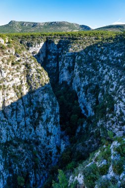 Verdon Gorge, Gorges du Verdon, Fransız Alpleri, Provence, Fransa 'da turkuaz yeşili kıvrımlı nehir ve yüksek kireçtaşı kayalarıyla ünlü kanyonun muhteşem manzarası.
