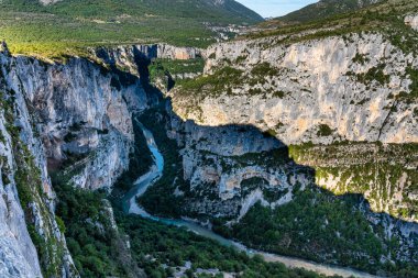 Verdon Gorge, Gorges du Verdon, Fransız Alpleri, Provence, Fransa 'da turkuaz yeşili kıvrımlı nehir ve yüksek kireçtaşı kayalarıyla ünlü kanyonun muhteşem manzarası.