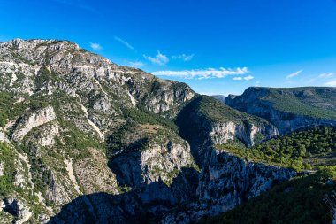 Verdon Gorge, Gorges du Verdon, Fransız Alpleri, Provence, Fransa 'da turkuaz yeşili kıvrımlı nehir ve yüksek kireçtaşı kayalarıyla ünlü kanyonun muhteşem manzarası.